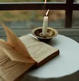 Những trang s&aacute;ch đ&atilde; c&ugrave;ng t&ocirc;i đi qua những ng&agrave;y gi&ocirc;ng b&atilde;o