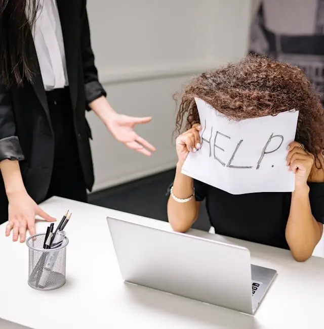 C&aacute;ch đối ph&oacute; với đồng nghiệp thị phi hay soi m&oacute;i