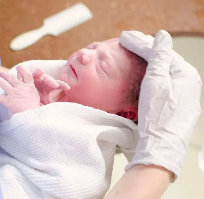 Hướng dẫn c&aacute;ch tắm cho trẻ sơ sinh chưa rụng rốn tại nh&agrave;