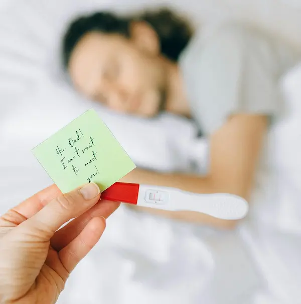 Hình ảnh phụ nữ đang mỉm cười hạnh phúc bên que thử thai hoặc chăm sóc sức khỏe