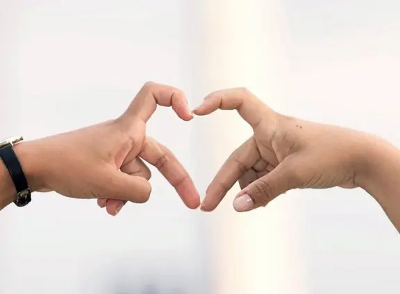 Cặp đôi trẻ cùng nhau lên kế hoạch tài chính cho tương lai