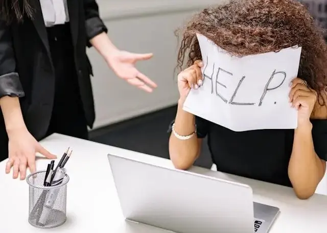 Hai đồng nghiệp đang thảo luận trong văn phòng với thái độ giữ khoảng cách chuyên nghiệp