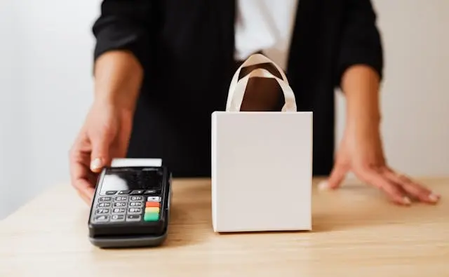 Hình ảnh người tiêu dùng sử dụng điện thoại thông minh để mua sắm trực tuyến và thanh toán không tiền mặt