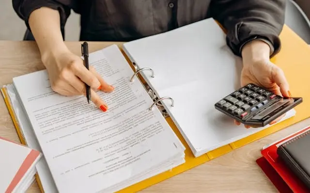 Khách hàng đang thực hiện thủ tục ký kết hồ sơ vay tín chấp tại quầy giao dịch ngân hàng