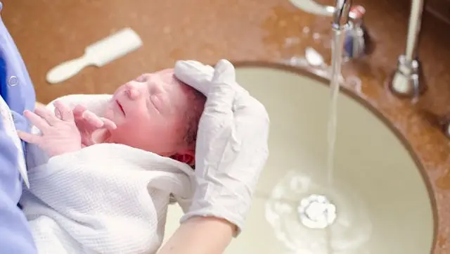 Hình ảnh hướng dẫn mẹ dùng khăn mềm lau người cho trẻ sơ sinh chưa rụng rốn một cách nhẹ nhàng