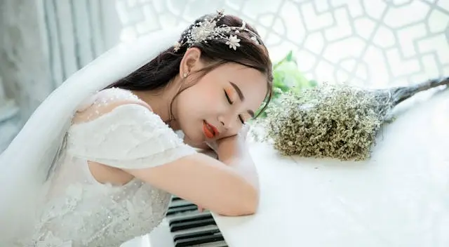 Cô dâu trang điểm phong cách Hàn Quốc dịu dàng bên đàn piano