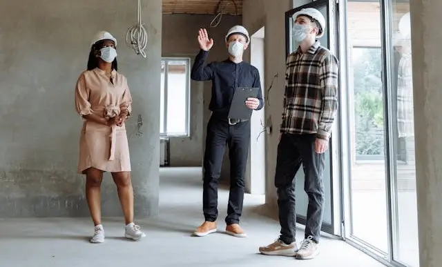 Nhà đầu tư đang cùng môi giới kiểm tra thực địa và đối chiếu hồ sơ pháp lý tại một dự án bất động sản thực tế