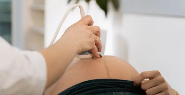 Bác sĩ đang siêu âm tư vấn cho mẹ bầu về lựa chọn sinh thường hay sinh mổ trong phòng khám