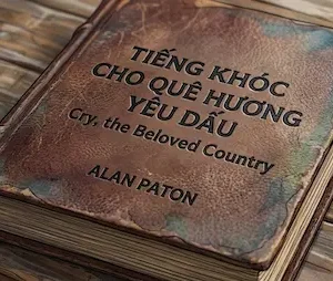 Cuốn tiểu thuyết Tiếng khóc cho quê hương yêu dấu đặt trên mặt bàn gỗ